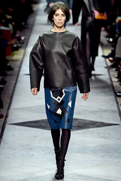 Look 18
